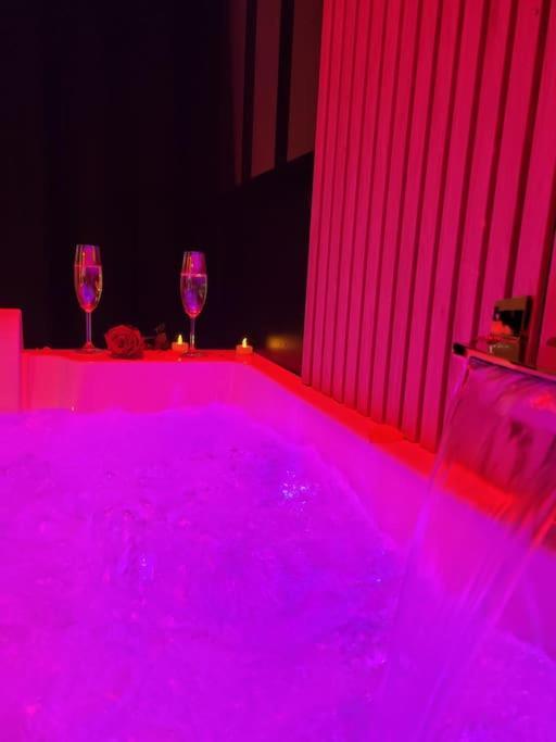 Nuit D'Evasion Love Room Avec Baignoire Balneotherapie 툴롱 외부 사진