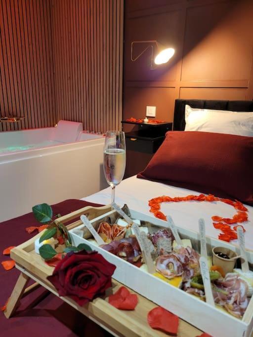 Nuit D'Evasion Love Room Avec Baignoire Balneotherapie 툴롱 외부 사진