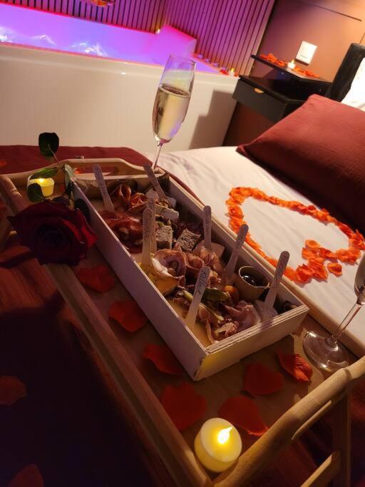 Nuit D'Evasion Love Room Avec Baignoire Balneotherapie 툴롱 외부 사진