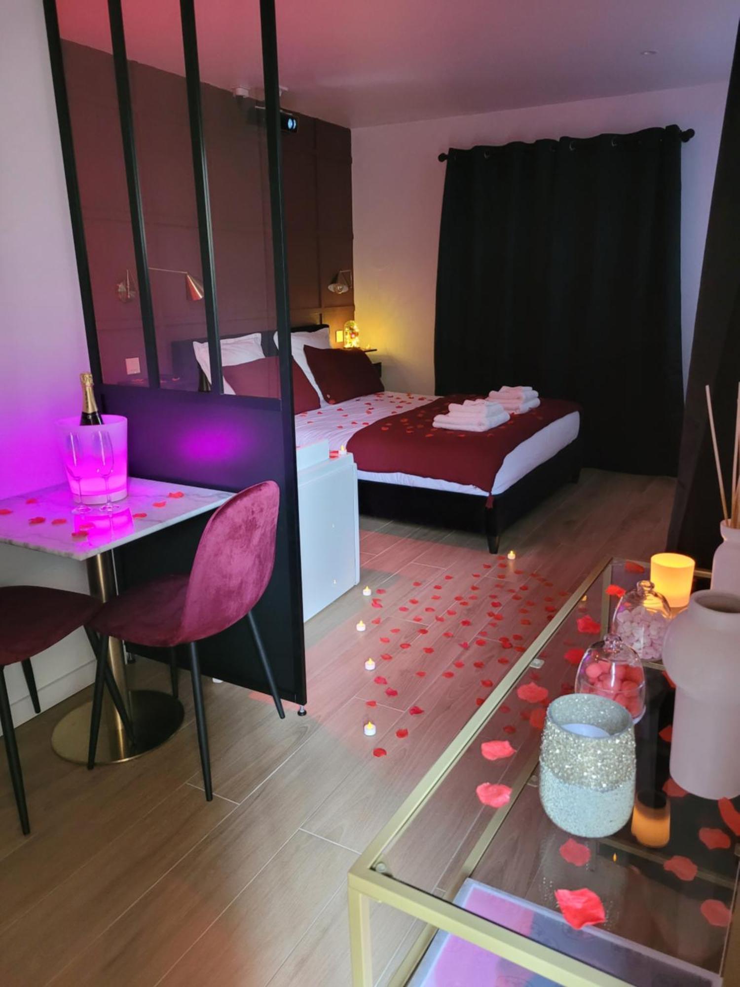 Nuit D'Evasion Love Room Avec Baignoire Balneotherapie 툴롱 외부 사진