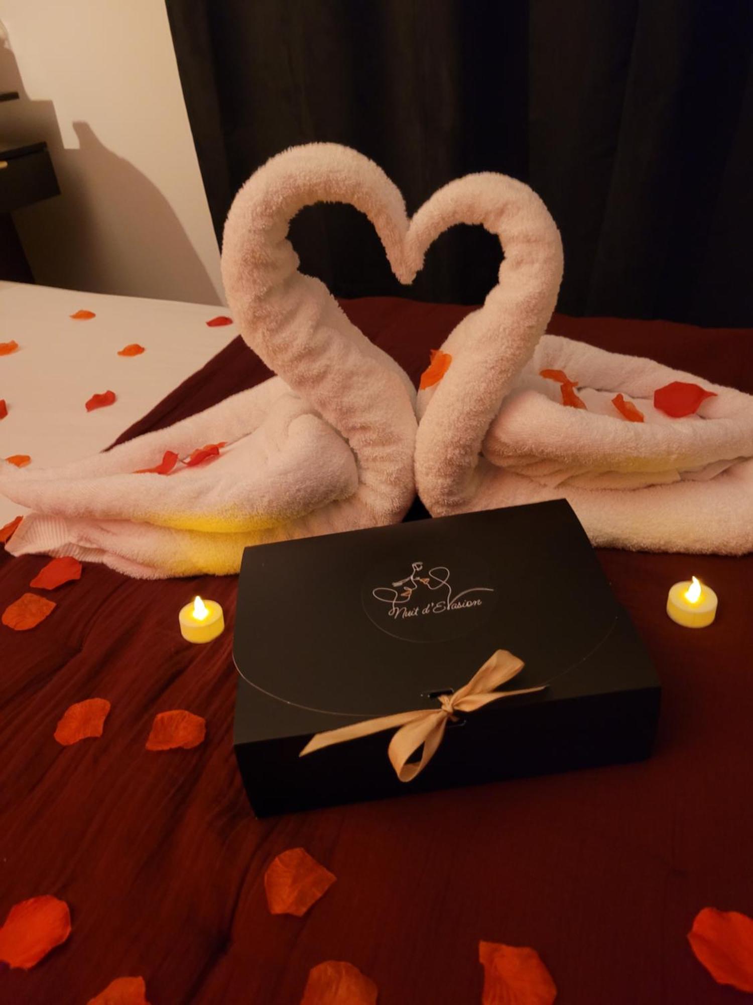 Nuit D'Evasion Love Room Avec Baignoire Balneotherapie 툴롱 외부 사진