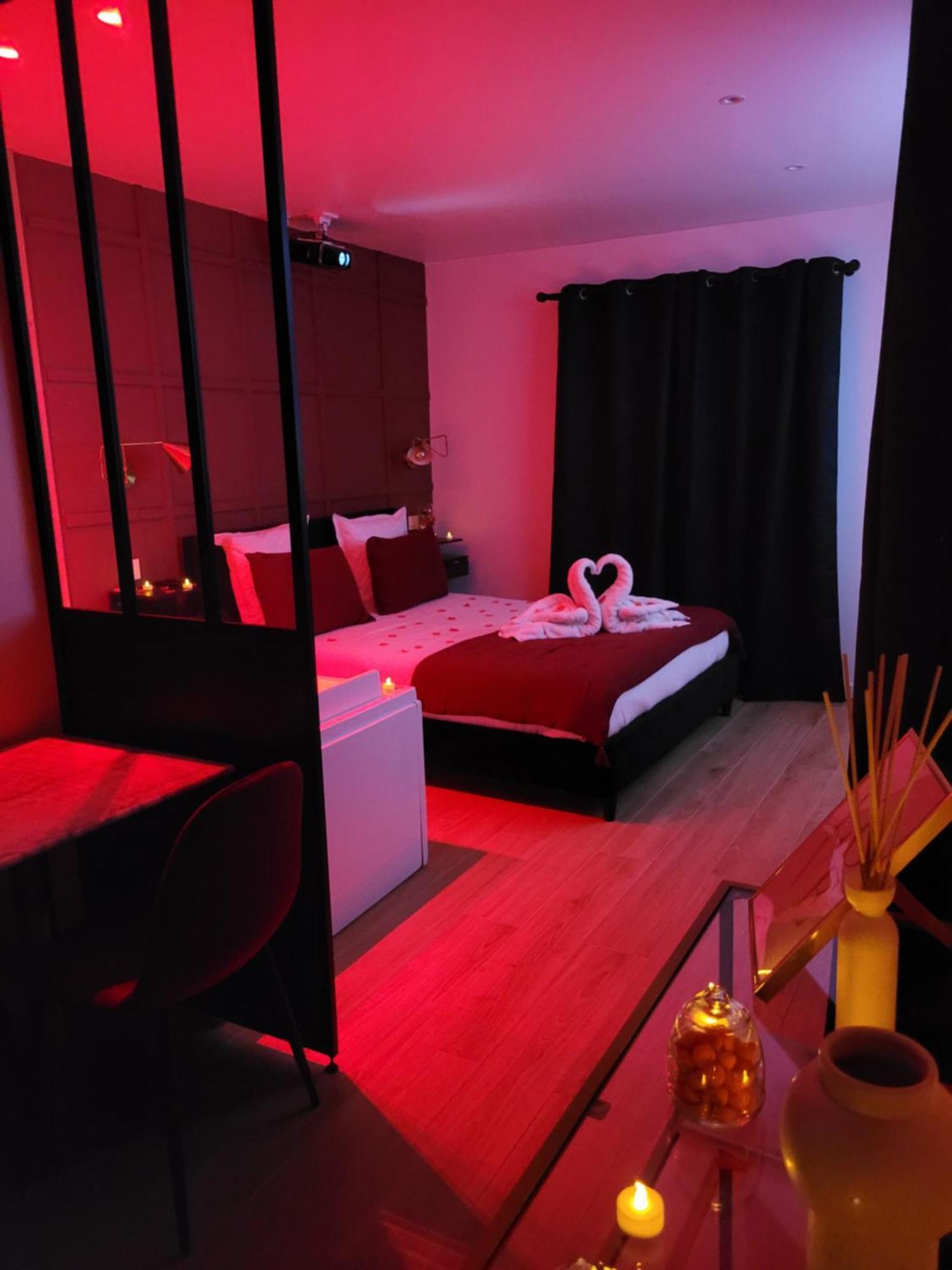 Nuit D'Evasion Love Room Avec Baignoire Balneotherapie 툴롱 외부 사진